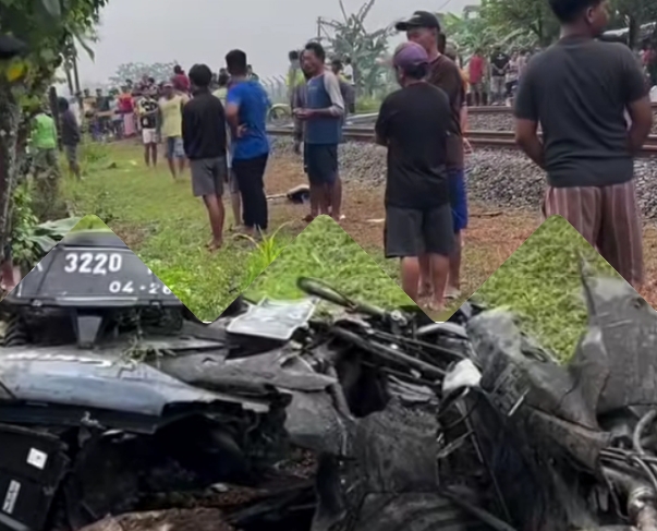Motor korban nampak remuk, sementara warga berkumpul di lokasi kejadian.