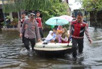 Polisi saat antar anak sekolah gunakan perahu.