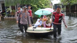 Polisi saat antar anak sekolah gunakan perahu.