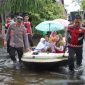 Polisi saat antar anak sekolah gunakan perahu.