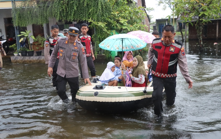 Polisi saat antar anak sekolah gunakan perahu.