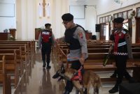 Personel Polres Demak, saat lakukan pengecekan tempat ibadah, guna keamanan. 
