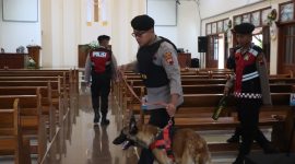 Personel Polres Demak, saat lakukan pengecekan tempat ibadah, guna keamanan. 