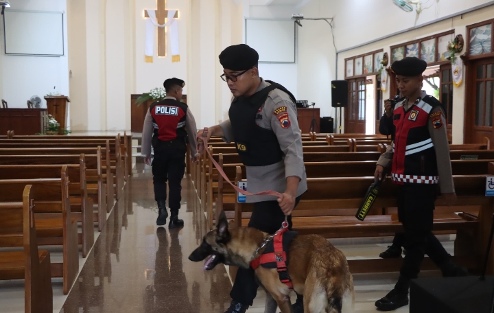 Personel Polres Demak, saat lakukan pengecekan tempat ibadah, guna keamanan. 