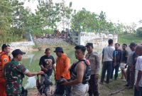 Tim BPBD Blora, saat melakukan pencarian korban di Kali Lusi Blora.