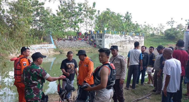 Tim BPBD Blora, saat melakukan pencarian korban di Kali Lusi Blora.
