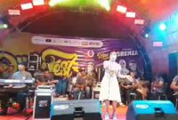 Penyanyi dari Orkes Melayu Lorenza, tampak sedang membawakan tembang lawas.