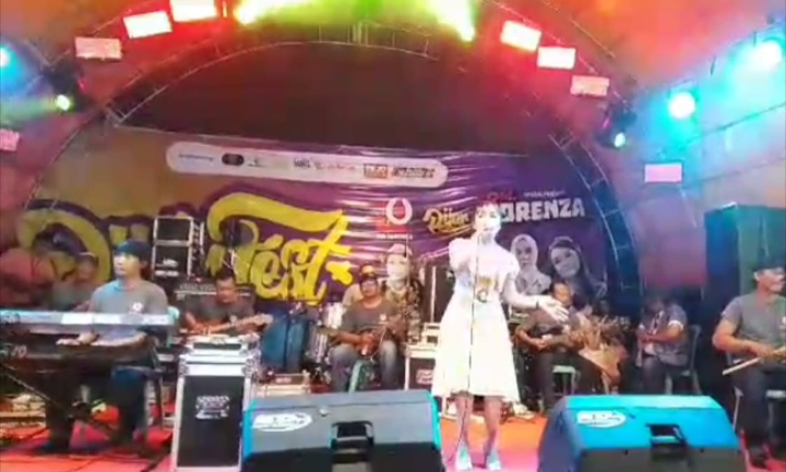 Penyanyi dari Orkes Melayu Lorenza, tampak sedang membawakan tembang lawas.