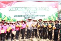 Polres Blora saat panen raya jagung. Nampak Kapolres Blora AKBP Wawan Andi Susanto, ikut memanen.