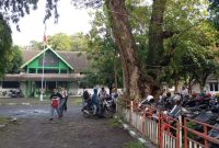 Nampak sebagian lahan milik Perhutani KPH Semarang digunakan untuk parkir pelajar SMK.