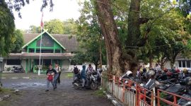 Nampak sebagian lahan milik Perhutani KPH Semarang digunakan untuk parkir pelajar SMK.