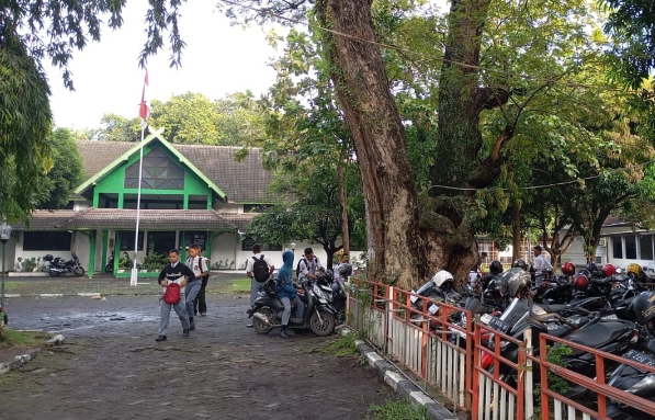 Nampak sebagian lahan milik Perhutani KPH Semarang digunakan untuk parkir pelajar SMK.