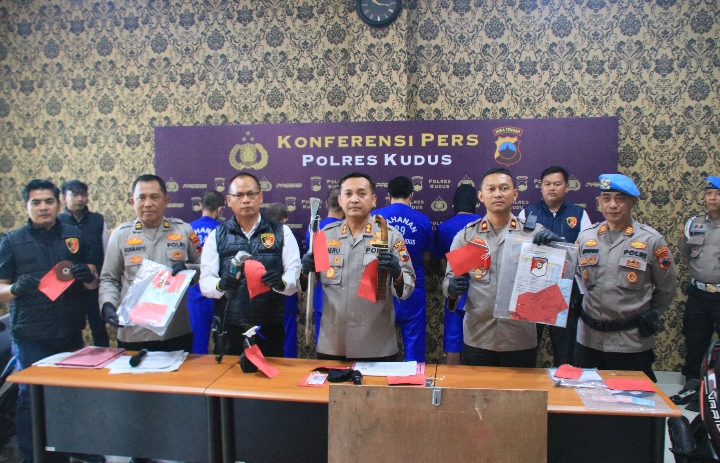 Polres Kudus, saat ungkap kasus pencurian bobol tembok.