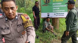 KPH Semarang bersama polisi, saat pasang plang larangan buang sampah.