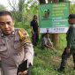 KPH Semarang bersama polisi, saat pasang plang larangan buang sampah.