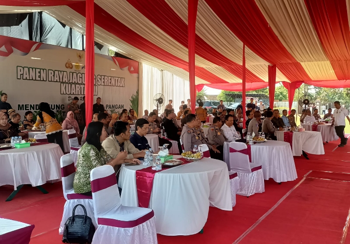 Perhutani KPH Telawa, saat menghadiri Ground breaking pembangunan gudang ketahanan pangan Polri di Jalan Karanggede-Gemolong, Desa Pakisan, Kecamatan Karanggede, Kabupaten Boyolali, Kamis (05/06/2025).