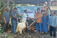 Perhutani KPH Telawa saat menyerahkan bantuan hewan qurban.