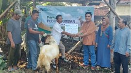 Perhutani KPH Telawa saat menyerahkan bantuan hewan qurban.