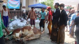 Suasana penyembelihan hewan kurban di halaman Masjid Mapolres Demak.