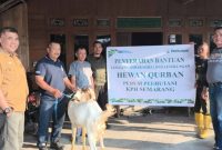 Perhutani KPH Semarang, saat menyalurkan bantuan kepada masyarakat sekitar hutan.