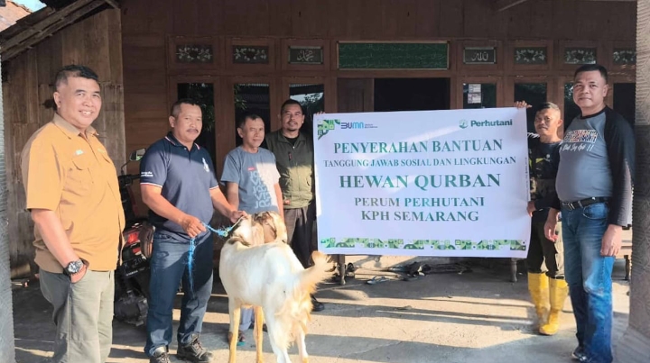 Perhutani KPH Semarang, saat menyalurkan bantuan kepada masyarakat sekitar hutan.