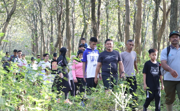Polres Grobogan bersama keluarganya, saat mengunjungi destinasi wisata alam Air Terjun Widuri. Nampak Kapolres Grobogan AKBP Ike Yulianto memimpin kegiatan Trail run ke lokasi wisata.