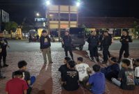 Petugas saat memberikan pembinaan kepada puluhan pelaku balap liar.