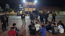 Petugas saat memberikan pembinaan kepada puluhan pelaku balap liar.