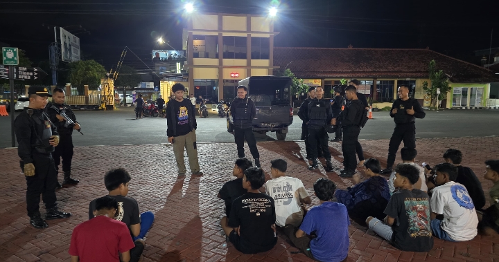 Petugas saat memberikan pembinaan kepada puluhan pelaku balap liar.