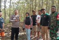 Suciatul (nomor 3 dari kiri), saat ditemukan tim evakuasi terpadu di hutan KPH Semarang.