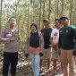 Suciatul (nomor 3 dari kiri), saat ditemukan tim evakuasi terpadu di hutan KPH Semarang.