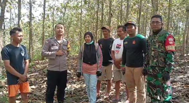 Suciatul (nomor 3 dari kiri), saat ditemukan tim evakuasi terpadu di hutan KPH Semarang.