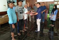 Adm KPH Randublatung saat memberikan daging hewan kurban.