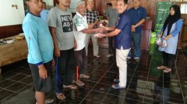 Adm KPH Randublatung saat memberikan daging hewan kurban.