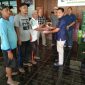 Adm KPH Randublatung saat memberikan daging hewan kurban.