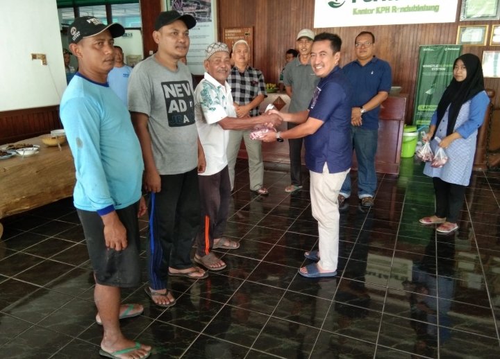 Adm KPH Randublatung saat memberikan daging hewan kurban.