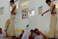 Tangkapan layar HP: Nampak seorang guru sedang memarahi siswa hingga melakukan dugaan penganiayaan.