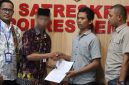 Suasana Guru SMP N Karangawen saat bersalaman dengan siswanya dalam gelar Restorative Justice di Polres Demak.