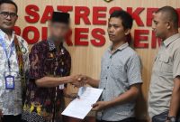 Suasana Guru SMP N Karangawen saat bersalaman dengan siswanya dalam gelar Restorative Justice di Polres Demak.