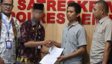 Suasana Guru SMP N Karangawen saat bersalaman dengan siswanya dalam gelar Restorative Justice di Polres Demak.