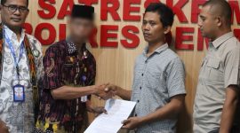 Suasana Guru SMP N Karangawen saat bersalaman dengan siswanya dalam gelar Restorative Justice di Polres Demak.