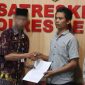 Suasana Guru SMP N Karangawen saat bersalaman dengan siswanya dalam gelar Restorative Justice di Polres Demak.