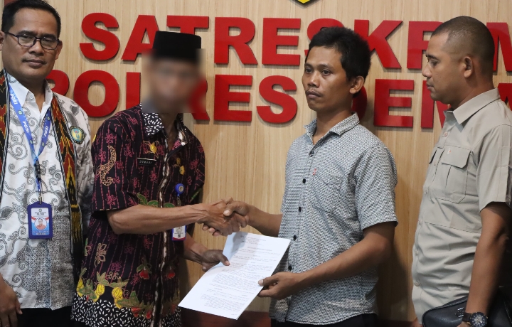 Suasana Guru SMP N Karangawen saat bersalaman dengan siswanya dalam gelar Restorative Justice di Polres Demak.