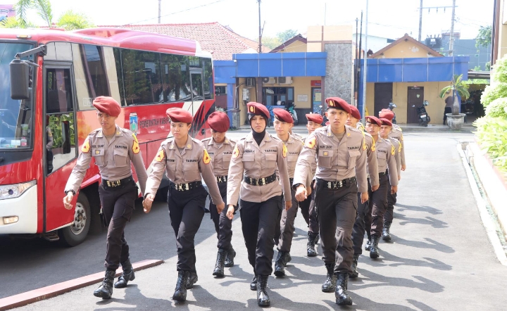 Belasan Taruna saat melaksanakan Latihan Kerja di Polres Jepara.