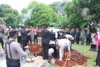 Suasana upacara pemakaman Iptu Wasis Wibawa.