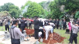 Suasana upacara pemakaman Iptu Wasis Wibawa.