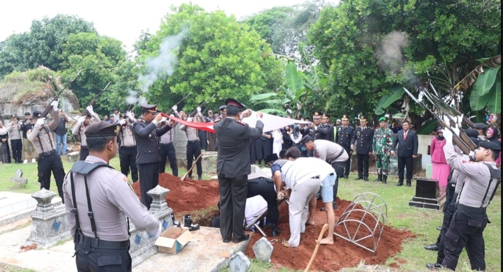 Suasana upacara pemakaman Iptu Wasis Wibawa.