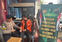 Nampak pengemudi ojek online sedang donor darah.