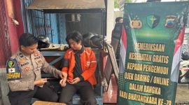 Nampak pengemudi ojek online sedang donor darah.