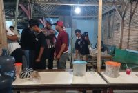 Petugas Polres Blora, saat melakukan razia miras.